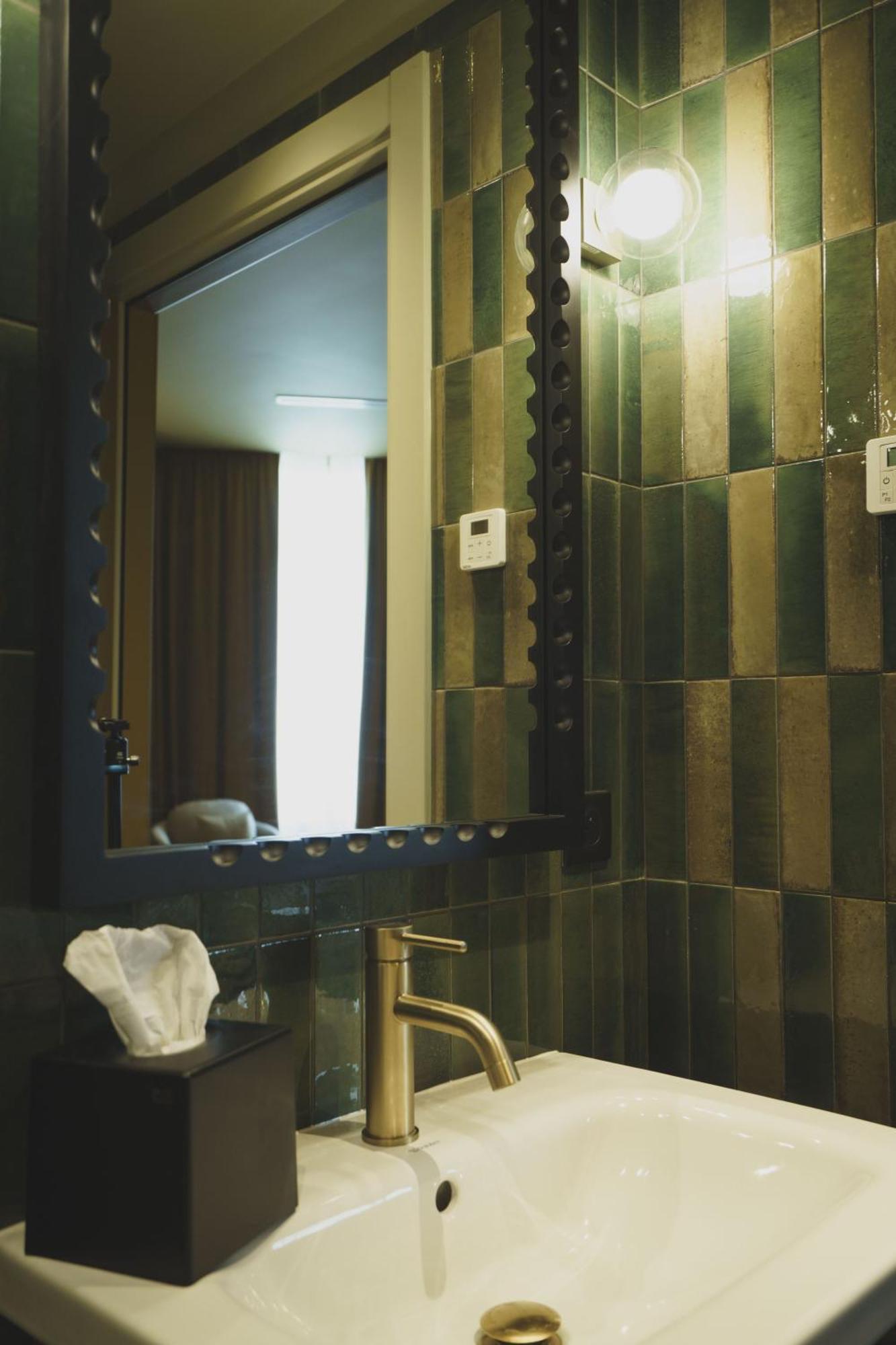 Standard Double Room Shower,1706490402:JPEG